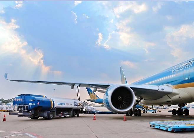 베트남 항공청이 항공사들의 경영난 해소와 안정적인 운항 유지를 위해 유류할증료 도입·국내선 운임 상한 조정 등 지원 방안을 제안했다. 베트남 정부 제공