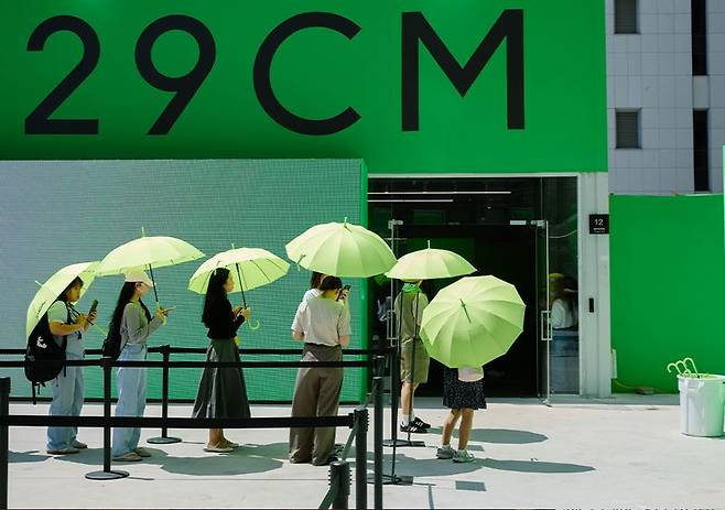 지난해 6월 서울 성수동에서 진행된 29CM 이구위크 팝업 매장 앞에서 고객들이 입장을 기다리고 있다. 29CM 제공
