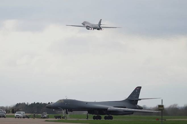 英 공군기지의 美 폭격기 10일(현지시간) B-1 랜서 폭격기가 영국의 RAF 페어퍼드 공군기지에서 이륙하고 있다. 이날 존 힐리 영국 국방장관은 "페어퍼드 기지는 인도양의 디에고 가르시아 기지와 함께 영국이 미국에 사용을 허가한 2곳의 기지 중 하나"라며 "이 기지들은 이란의 미사일을 발사 원점에서 파괴하기 위한 방어작전에 활용될 수 있다"고 밝혔다. AP연합뉴스