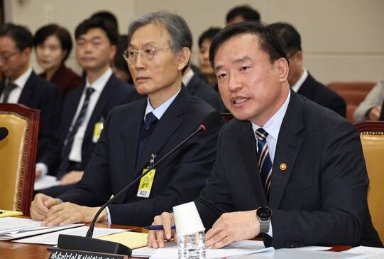 김종철 방송미디어통신위원회 위원장(오른쪽)이 지난 2월10일 국회에서 열린 과학기술정보방송통신위원회 전체회의에 출석해 의원 질문에 답변하는 가운데 고광헌 방송미디어통신심의위원회 위원이 김 위원장 옆에 앉아 있다. 윤운식 선임기자 yws@hani.co.kr