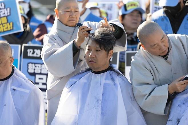 2025년 12월1일 서울 용산구 대통령실 인근에서 항공철도사고조사위원회의 공청회 저지를 위해 삭발하는 고재승씨. 정택용 제공