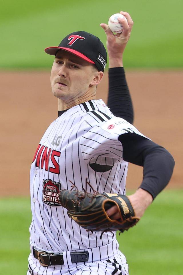 지난해 10월 26일 한화와의 한국시리즈 1차전에서 선발 등판한 LG 톨허스트가 마운드에서 공을 던지고 있다. 2025시즌 중반 팀에 합류한 톨허스트는 정규시즌 6승을 거두며 맹활약해 LG를 우승으로 이끌었다. 연합뉴스