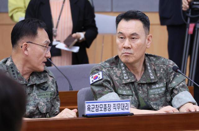 김명수(오른쪽) 전 국군 합동참모본부 의장이 지난해 8월 서울 종로구 정부서울청사 별관에서 열린 을지연습 준비보고회의에 참석하고 있다. 연합뉴스