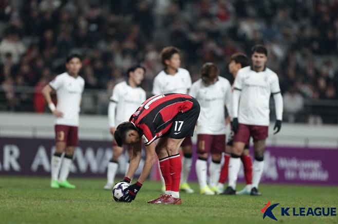 비셀 고베와 ACLE 16강 1차전에서 페널티킥을 실축한 후이즈. 사진=프로축구연맹