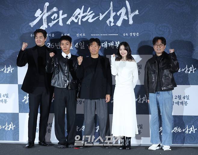 배우 유지태, 박지훈, 유해진, 전미도, 장항준 감독이 19일 오전 서울 용산구 CGV 용산아이파크몰에서 열린 영화 '왕과 사는 남자' 제작보고회에 참석해 포토타임을 갖고 있다. 서병수 기자 qudtn@edaily.co.kr /2025.12.19/