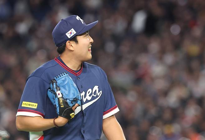 <yonhap photo-6322="">9일 일본 도쿄돔에서 열린 2026 월드베이스볼클래식(WBC) C조 조별리그 최종전 대한민국과 호주의 경기. 1회말을 무실점으로 마친 한국 선발 투수 손주영이 더그아웃으로 향하고 있다. <저작권자 ⓒ 1980~2026 ㈜연합뉴스. 무단 전재 재배포 금지, AI 학습 및 활용 금지></yonhap>