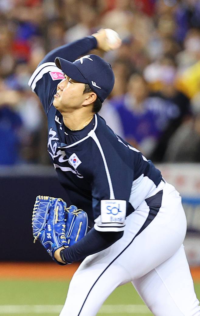 <yonhap photo-5276="">13일 오후 대만 타이베이돔에서 열린 세계야구소프트볼연맹(WBSC) 프리미어12 2024 B조 조별리그 대한민국과 대만의 경기. 7회초 유영찬이 역투하고 있다. <저작권자 ⓒ 1980~2024 ㈜연합뉴스. 무단 전재 재배포 금지, AI 학습 및 활용 금지></yonhap>