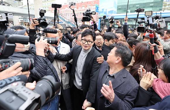 한동훈 국민의힘 전 대표가 27일 오후 대구 서문시장을 찾은 자리에서 지지자들에게 인사하고 있다. 2026.2.27 [사진=연합뉴스]