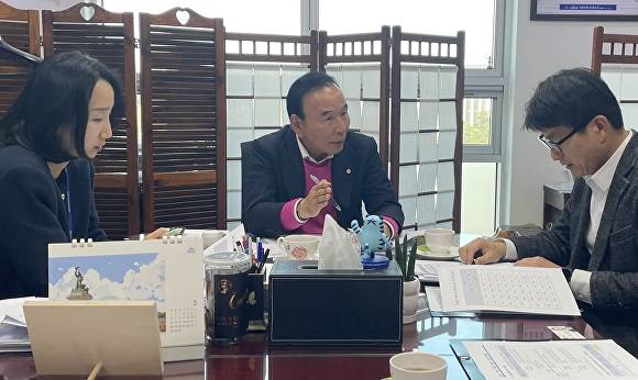 10일 박덕흠(가운데) 국회의원이 행정안전부 관계자와 옥천군 충북도의원 정수에 관한 논의를 하고 있다. [사진=박덕흠 국회의원.]