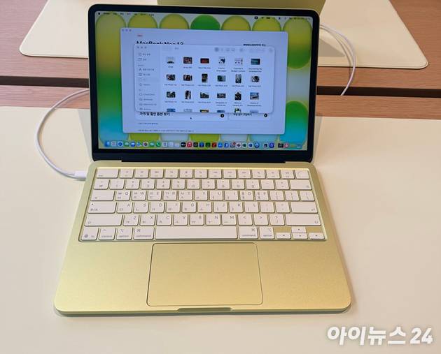 맥북 네오 시트러스 색상 제품. [사진=황세웅 기자]