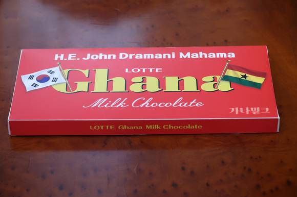 11일 청와대에서 열린 한-가나 정상회담에 앞서 취재진에 공개된 이재명 대통령이 가나 대통령을 위해 특별 제작한 '가나 초콜릿' 모습. 초콜릿의 포장지에는 양국 국기와 마하마 대통령의 이름을 넣었다. 2026.3.11 [사진=연합뉴스]