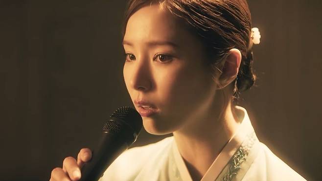 영화 ‘휴민트’에서 패티김의 히트곡 ‘이별’을 애절하게 부르는 북한식당 종업원 채선화(신세경). [사진 NEW]