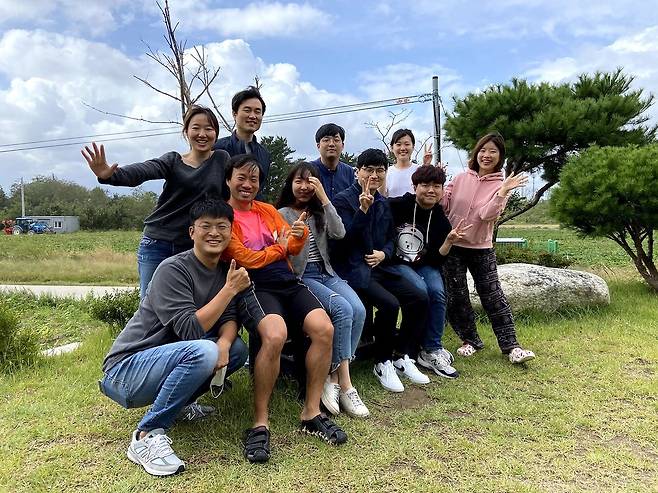 엔비디아 시절 직접 AI 커뮤니티를 만들어 숱한 개발자를 알게 됐다. 네이버 출신 스타 개발자 김성훈(앞줄 왼쪽에서 두 번째)도 그 중 하나다. 그의 제안으로업스테이지에 합류했다. [사진 손해인]