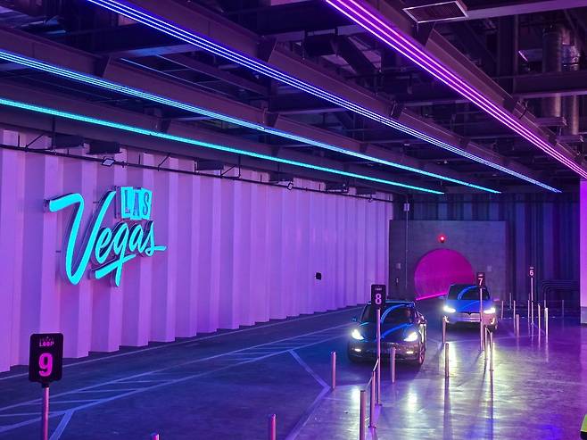 라스베이거스 컨벤션센터 지하의 베가스루프 정류장. 테슬라 차량을 타고 터널을 뚫고 나가면 목적지와 연결된다.