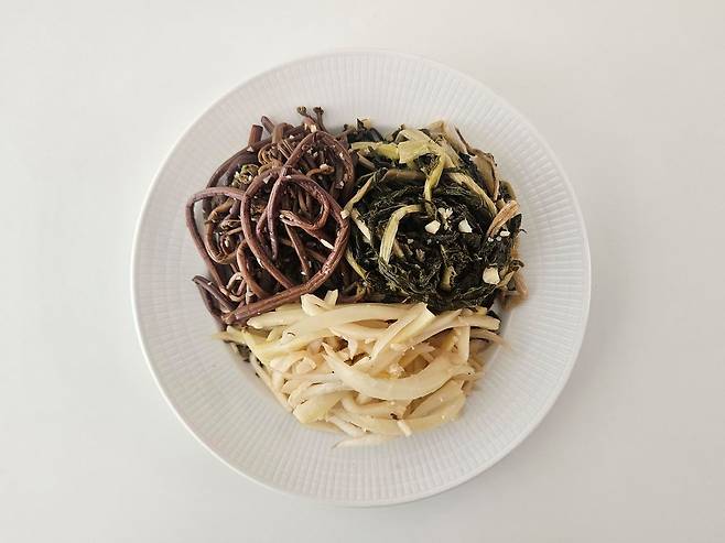 오곡나물김밥의 주재료인 고사리, 도라지, 시래기 나물. 사진 신혜원