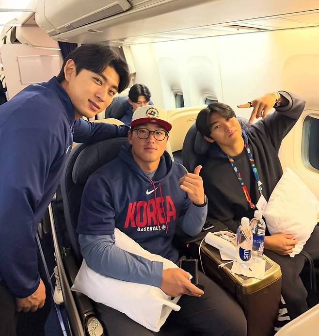 이정후와 안현민, 김도영(왼쪽부터)이 11일 미국행 전세기에서 포즈를 취하고 있다. 사진 KBO