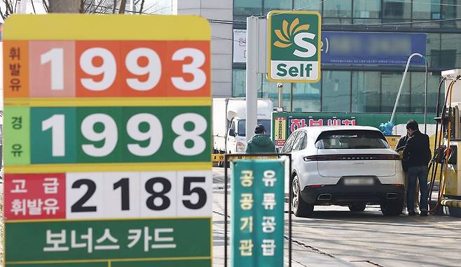중동 사태 영향으로 기름값이 2000원에 육박할 정도로 치솟자 정부가 석유 최고가격 제도를 시행하기로 한 10일 오전 서울 성북구의 한 주유소에서 시민이 주유를 하고 있다. 뉴스1