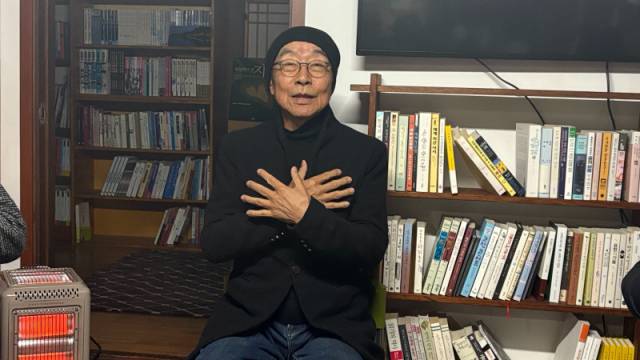 ▲ 유진규 마임이스트가 춘천 공유책방 본책에서 몸과 감각을 중심으로 한 월례모임 ‘유진규 몸 나누기’를 열었다.