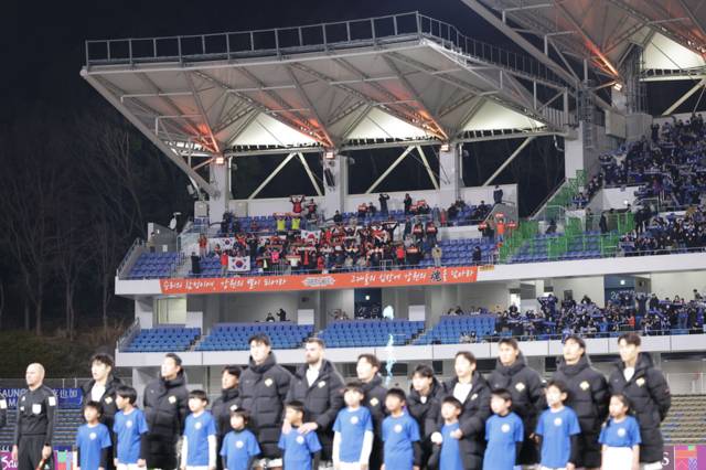 ▲ 강원FC 팬들이 10일 일본 도쿄 마치다 풋볼 스타디움에서 열린 FC 마치다 젤비아와 2025-2026 AFC 챔피언스리그 엘리트 16강 2차전에서 응원전을 펼치고 있다. 강원FC 제공