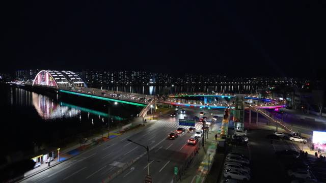 ▲ 춘천 소양아트서클 준공식이 11일 오후 소양강스카이워크 공영주차장에서 육동한 춘천시장, 허영 국회의원, 경민현 강원도민일보 사장 등이 참석한 가운데 열렸다. 소양아트써클과 소양2교.