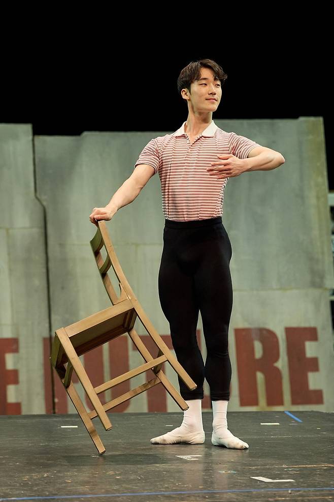 10일 경기 고양아람누리 공연장에서 '드림 발레'(Dream Ballet) 장면을 시연하고 있는 성인 빌리 역의 임선우 발레리노. 그는 16년 전 뮤지컬 '빌리 엘리어트' 초연 당시 빌리 역을 맡았다./사진=신시컴퍼니