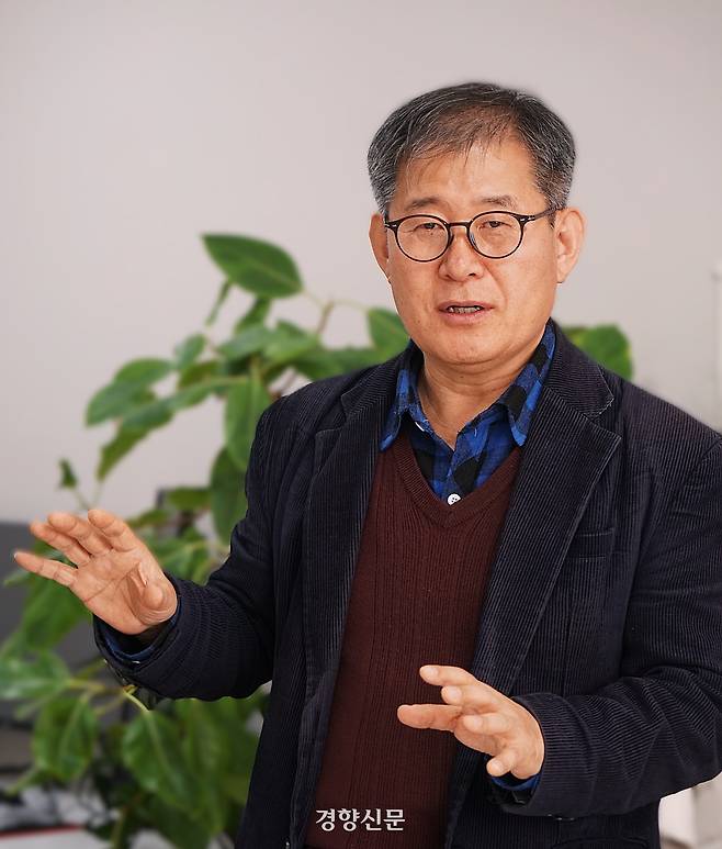 ‘2026 생명평화전환한마당’ 준비위원인 유정길 불교환경연대 공동대표가 지난 10일 서울 광화문 생태전환 지원재단 사무실에서 한마당 행사 취지를 설명하고 있다. 김종목 기자