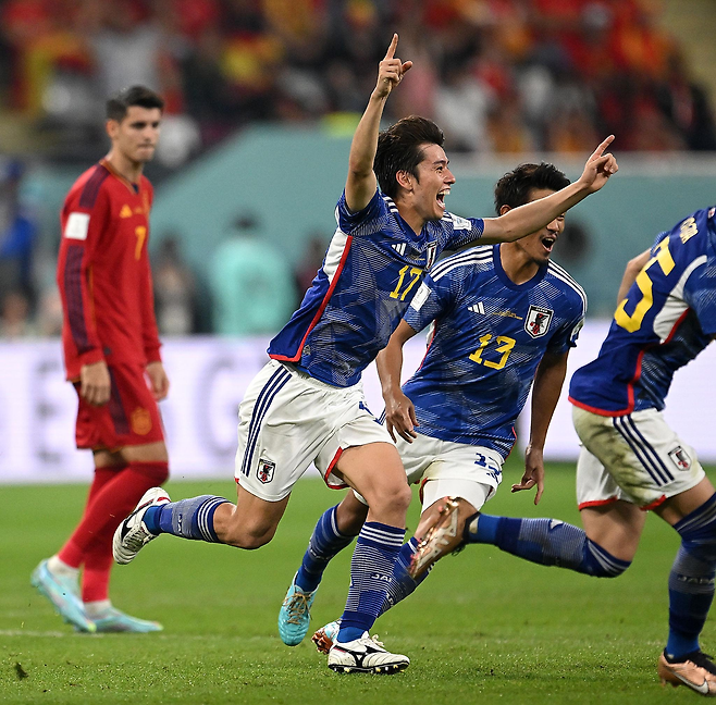 일본 축구 대표팀 다나카 아오가 2022년 12월 1일 카타르 월드컵 조별리그 스페인과의 경기에서 2-1로 앞서 나가는 골을 넣은 뒤 기뻐하고 있다. 게티이미지코리아