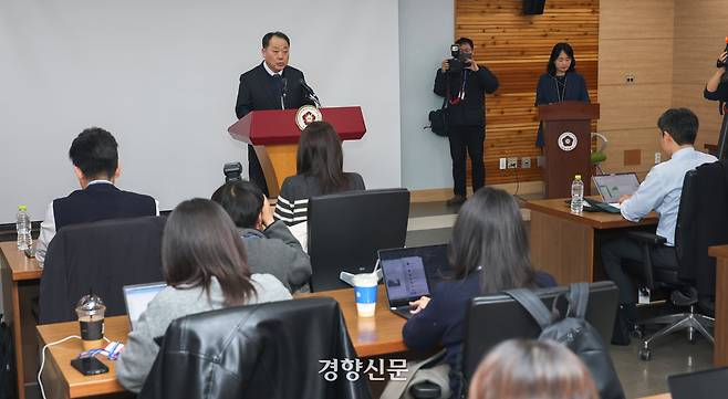 손인혁 헌법재판소 사무처장이 10일 서울 종로구 헌법재판소 별관에서 열린 기자간담회에서 재판소원과 관련해 발언하고 있다. 권도현 기자