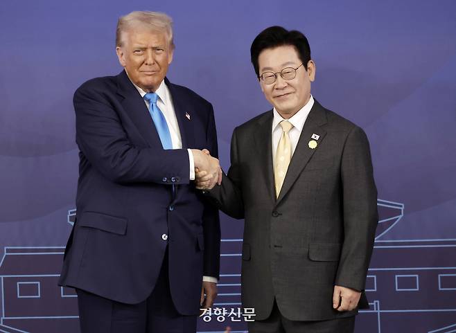 도널드 트럼프 미국 대통령과 이재명 대통령이 지난해 10월29일 경북 경주박물관에서 열린 한·미 정상회담에서 기념사진을 촬영하고 있다. 김창길 기자