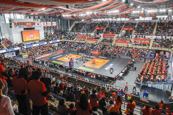 지난 1일 부산 강서체육관에서 열린 OK저축은행 홈경기에서 관중이 경기를 보고 있다. OK저축은행은 지난 1일까지 올 시즌 홈에서 5만3000여 명의 관중을 동원했다.  OK저축은행 제공