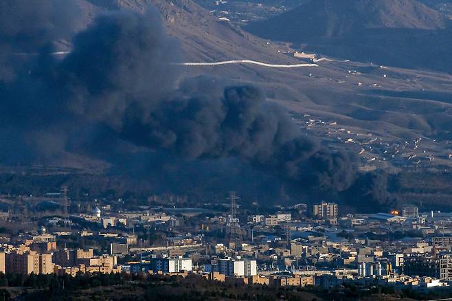 Smoke billows into the sky in Tehran on March 4. [UPI/YONHAP]