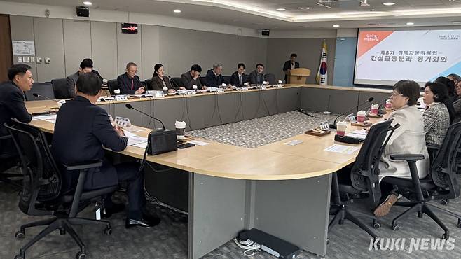 충남도는 11일 도청에서 건설·교통 분야 주요 정책 추진 방향을 논의하기 위한 ‘제8기 충청남도 정책자문위원회 건설교통분과 회의’를 개최했다.&nbsp;