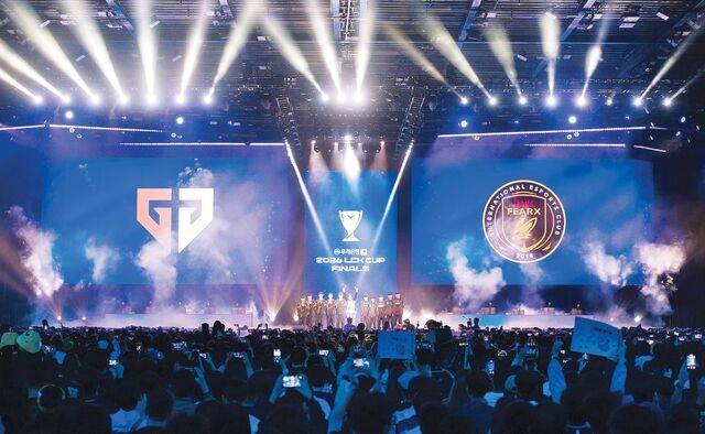 한국 e스포츠 대회 ‘2026 LCK컵’의 결승전이 지난 1일 홍콩 카이탁 아레나에서 열렸다. 약 1만석의 좌석이 현지 e스포츠 팬으로 가득 찼다. 티켓은 온라인 판매 개시 후 2분 만에 매진됐다. 라이엇 게임즈 제공