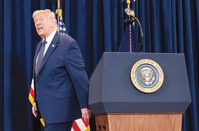 도널드 트럼프 미국 대통령이 9일(현지시간) 미국 플로리다주 트럼프 내셔널 도럴 마이애미 골프리조트에서 이란 전쟁 관련 기자회견을 마친 뒤 연단을 떠나고 있다. AP연합뉴스