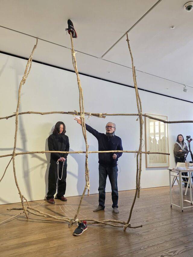 이건용 작가가 지난 10일 ‘화랑 속의 울타리’(1977)를 페이스갤러리에서 재현하고 있다.   작가 제공