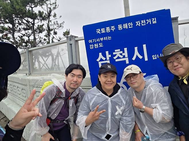 지난해 산불 피해 지역을 따라 진행된 걷기 일정 중 강원도 삼척시 진입 구간 표지판 앞에 선 참가자들의 모습이다. 김 목사 제공