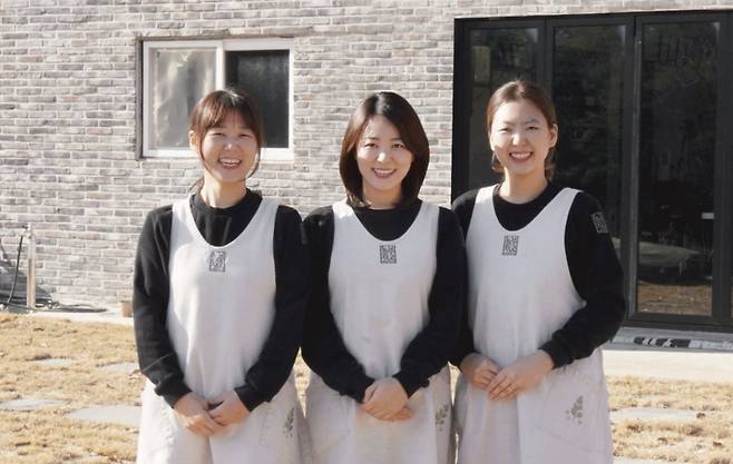 직원 15명 규모에 연 매출 30억원을 바라보는 로컬 식품기업으로 성장한 농부창고의 세 자매.             예천군 제공