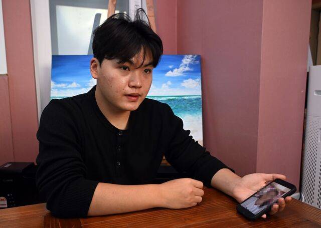 탈북민 김금성씨가 11일 서울 모처에서 국민일보와 인터뷰 도중 강제 북송 위기에 처한 어머니 사진을 보여주고 있다. 김씨는 중국에 1년 넘게 구금된 어머니의 강제 북송이 임박했다는 구체적 정황들을 확인했다며 인권단체들에 도움을 요청하고 있다. 최현규 기자