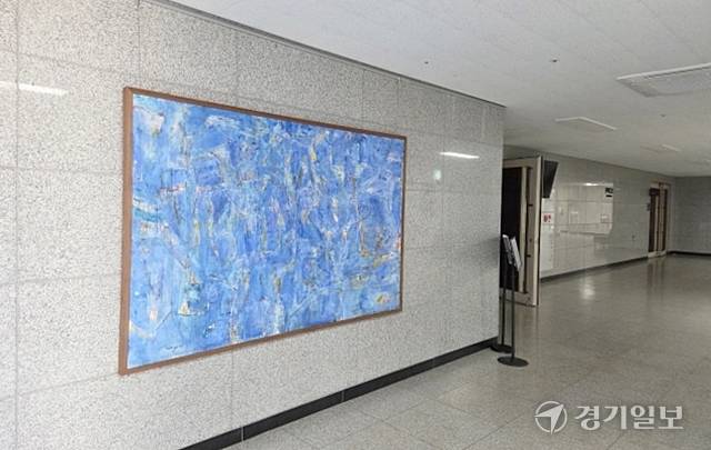 안산교육지원청이 무상으로 대여한 작품들이 청사 2층 한마음홀 로비 한쪽 벽면에 덩그러니 걸려 있다. 구재원기자