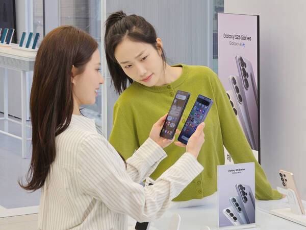 삼성전자가 11일 ‘갤럭시 S26 시리즈’와 ‘갤럭시 버즈4 시리즈’를 전 세계 본격 출시했다. 사진은 삼성전자 모델이 ‘갤럭시 S26 울트라’의 프라이버시 디스플레이를 체험하는 모습. 삼성전자 제공