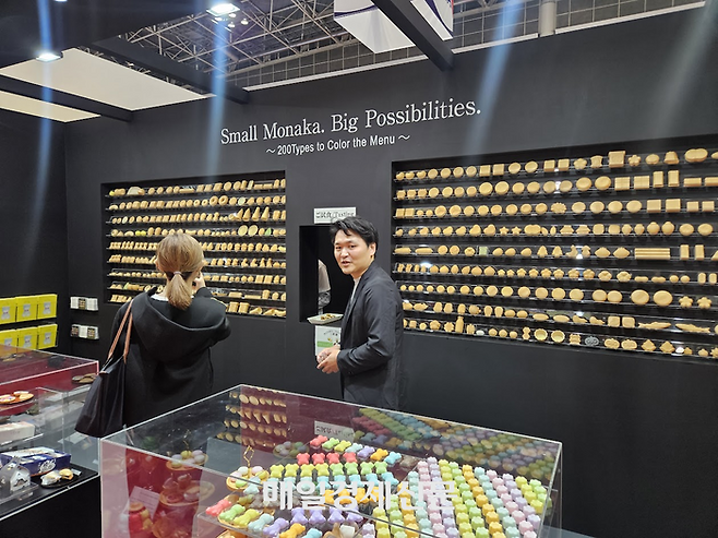 다양한 형태의 모나카를 전시한 일본 제과 업체 [도쿄 이승훈 특파원]