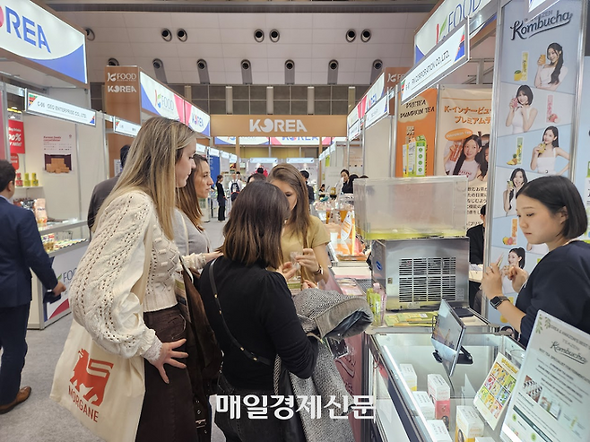 젊은 여성들에게 건강음료로 인기를 끌고 있는 티젠 콤부차를 시음하고 있는 외국인 참가자들. [도쿄 이승훈 특파원]