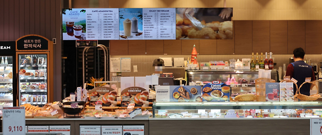 서울시내 한 대형마트에 빵이 진열돼 있다. [한주형 기자]
