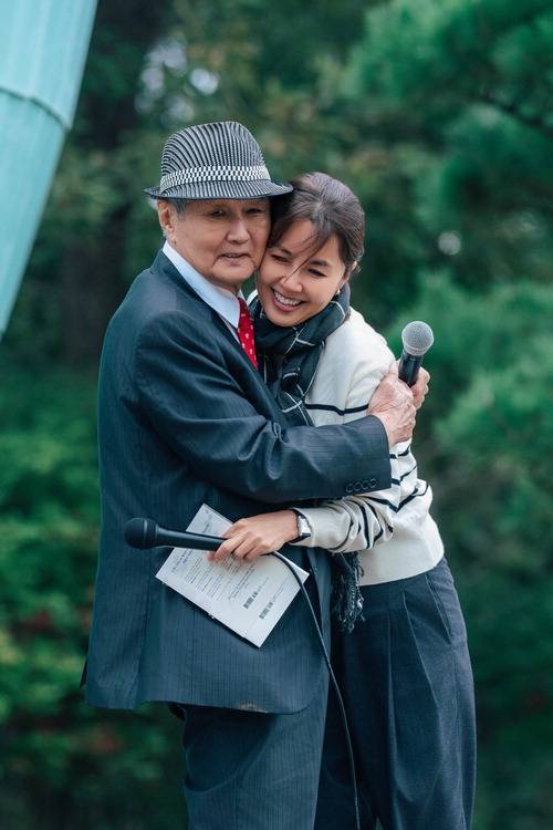 '생전 장례식' 진행한 배우 신애라 父女 지난해 10월 경기도 양평에서 열린 배우 신애라 씨의 아버지인 신영교 씨 생전 장례식에서 두 사람이 포옹하고 있다.  하이패밀리