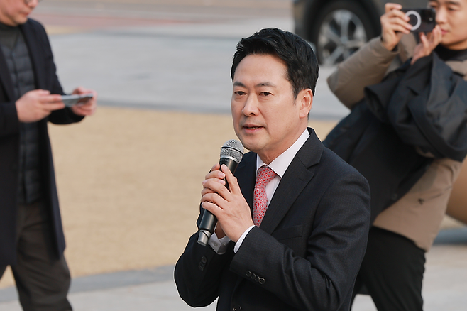 국민의힘 장동혁 대표가 11일 국회 본청 앞 계단에서 대한의사협회가 연 성분명처방 저지 궐기대회에 참석해 인사말하고 있다. <연합뉴스>