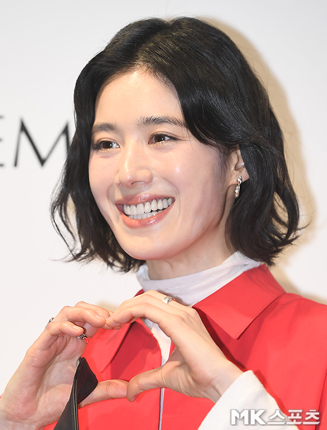배우 정은채가 화사한 봄 햇살을 닮은 미소와 감각적인 패션으로 한남동을 물들였다. 사진=천정환 기자