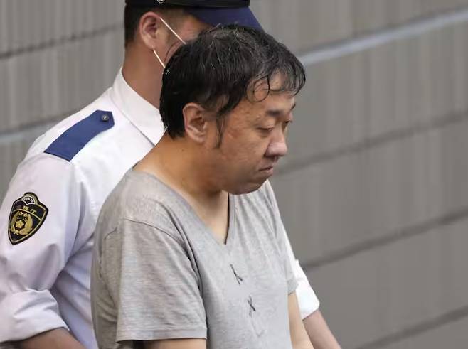 2025년 3월 11일 사토 아이리를 살해한 다카노 겐이치(당시 42세)가 경찰에 연행되고 있다./사진=산케이 신문