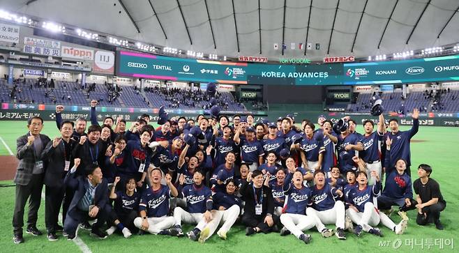 대한민국 대표팀 선수들이 지난 9일 일본 도쿄돔에서 열린 2026 WBC 조별리그 C조 4차전 호주와의 경기에서 7-2로 승리하며 WBC 본선에 진출한 기쁨을 표했다. /사진=뉴시스