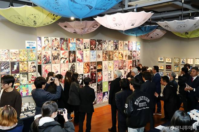 (대구=뉴스1) 공정식 기자 = 19일 오후 대구 남구 계명대학교 대명캠퍼스 극재미술관에서 열린 계명대 '미술대학 재학생 아트페어'를 찾은 관람객들이 다양한 학생 작품을 감상하고 있다. 올해로 3회째인 이 전시는 '가장 빛나는 선물'을 주제로 일상 속 특별함을 더하는 예술의 가치를 시민과 공유하기 위해 마련됐다. 회화과, 공예디자인과, 산업디자인과, 패션디자인과, 텍스타일디자인과, 패션마케팅학과, 사진영상미디어과, 영상애니메이션과, 시각디자인과, 웹툰과 등 미술대 10개 학과 재학생 1700여 명이 참여해 22일까지 2200여 점의 작품을 선보인다. 2025.11.19/뉴스1 Copyright (C) 뉴스1. All rights reserved. 무단 전재 및 재배포, AI학습 이용 금지. /사진=(대구=뉴스1) 공정식 기자