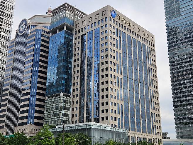 금융감독원이 달러보험 판매 과정에서의 불완전판매 여부를 계속 지켜보는 가운데 이달 말 있을 삼성화재 정기검사에 집중한다. 사진은 서울 여의도 금감원 전경. /사진=머니투데이